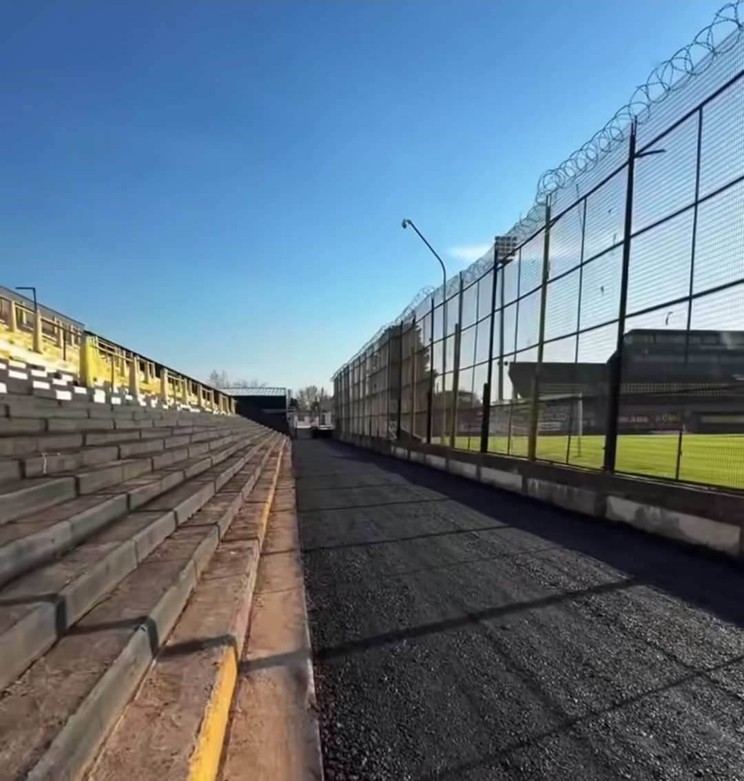 Obras de remodelación en la Tribuna Sur del Estadio Fragata Presidente Sarmiento de Almirante Brown para recibir público visitante
