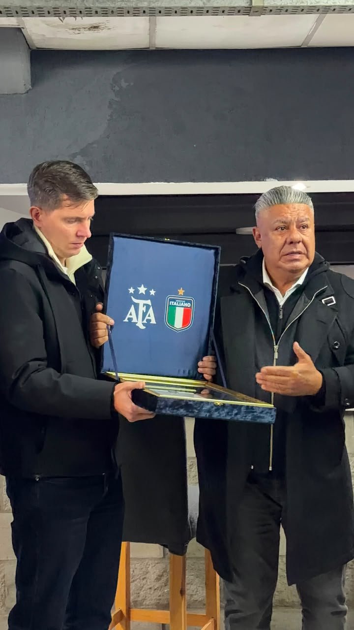 Representantes del Sportivo Italiano juntamente con el presidente de la AFA, Chiqui Tapia.