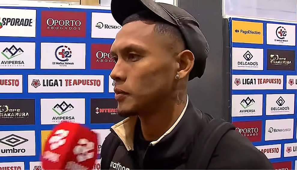 Bryan Reyna dando explosivas declaraciones en la zona mixta tras la derrota de Cienciano ante Universitario