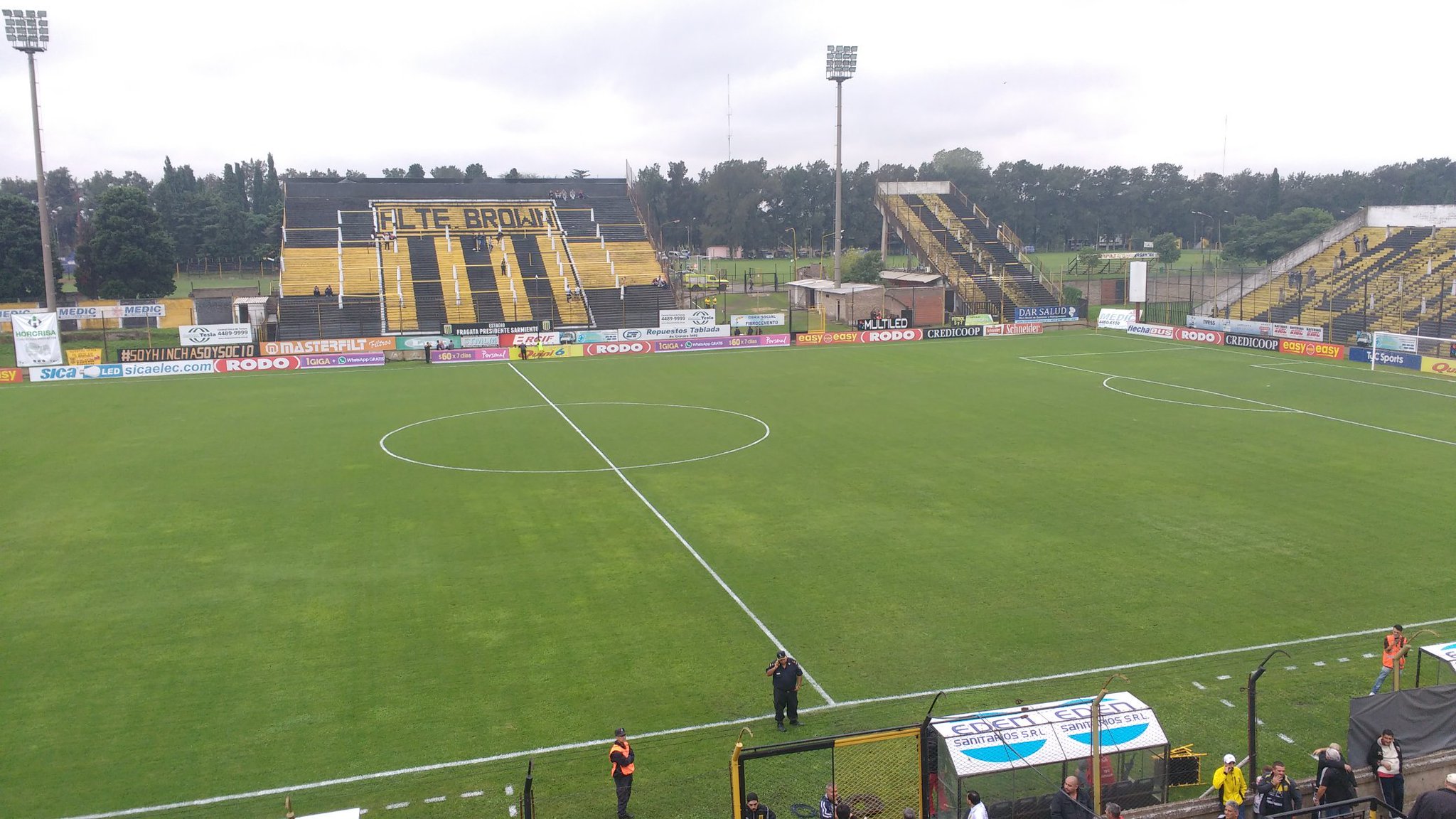 Obras de remodelación en la Tribuna Sur del Estadio Fragata Presidente Sarmiento de Almirante Brown para recibir público visitante